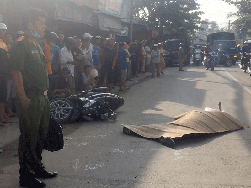 Xe máy va chạm với xe tải, 1 người tử vong